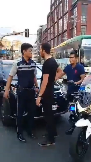 a Turkish National na maangas, muntik sagasaan ang traffic enforcer para makatakas.