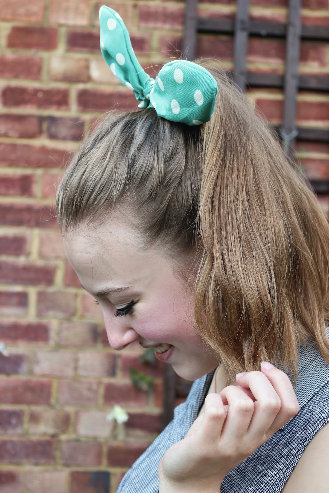 blogger-accessories-inspiration-fashion-scrunchie-hair-green-polka-dot-bow-camden