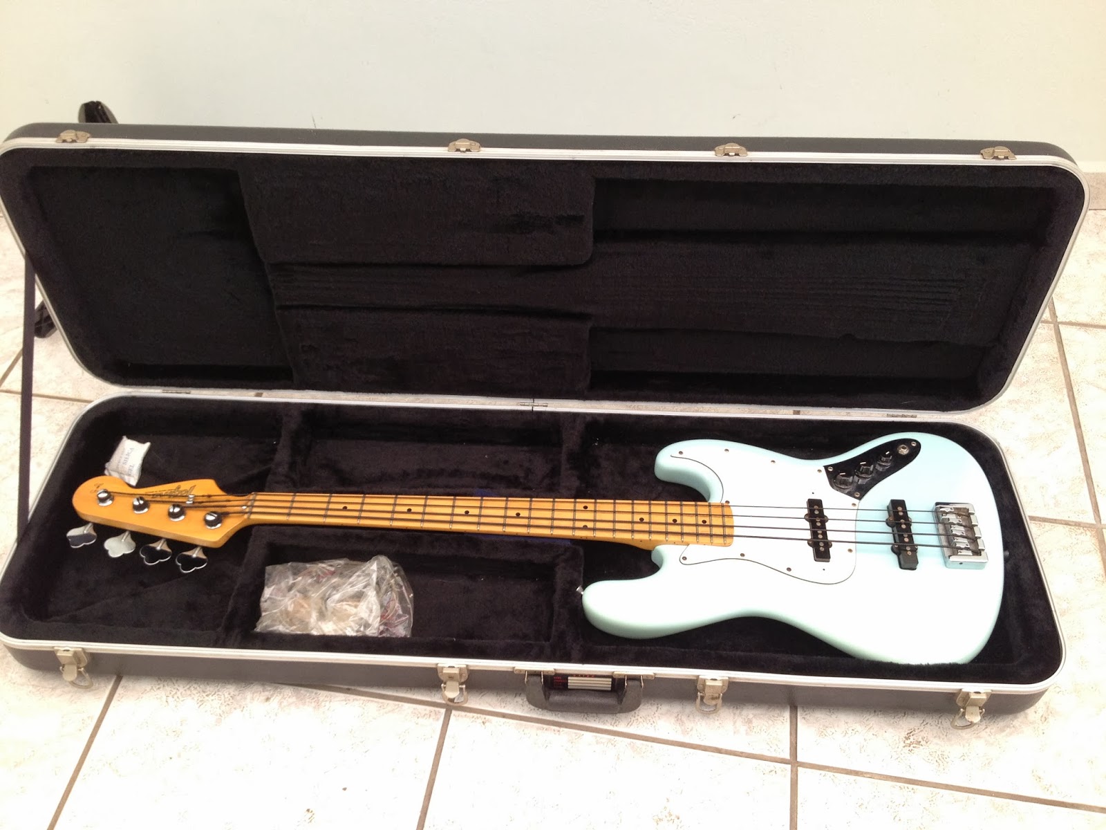 Rafael Vende Tudo BAIXO JAZZ BASS TAGIMA + HARD CASE GATOR (vendido)