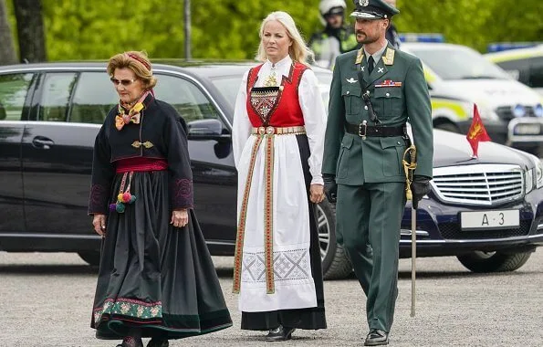 King Harald, Crown Prince Haakon. Queen Sonja and Crown Princess Mette-Marit is wearing traditional clothing