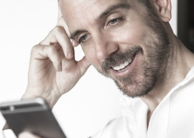 Homem desinstalando uma App e obtendo mais espaço Homem desinstalando uma App e obtendo mais espaço