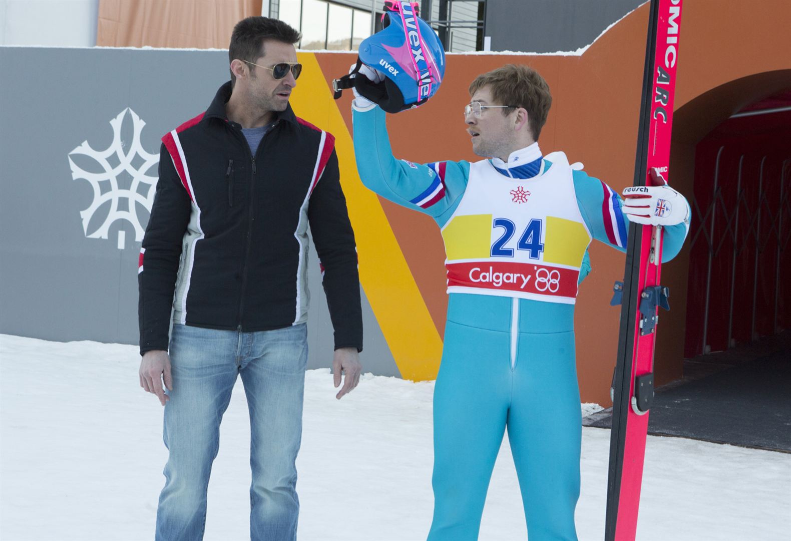 Taron Egerton y Hugh Jackman en Eddie El Águila Taron Egerton y Hugh Jackman en Eddie El Águila