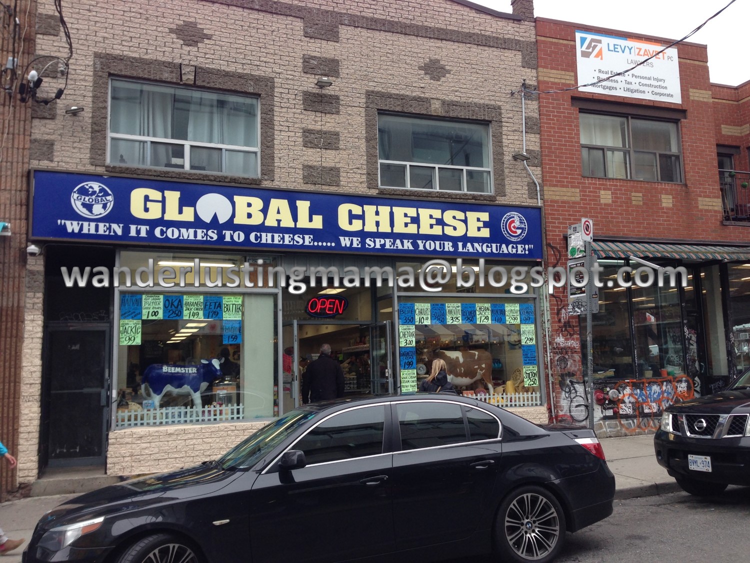 Wanderlusting Mama Walking around Kensington Market (Downtown Toronto