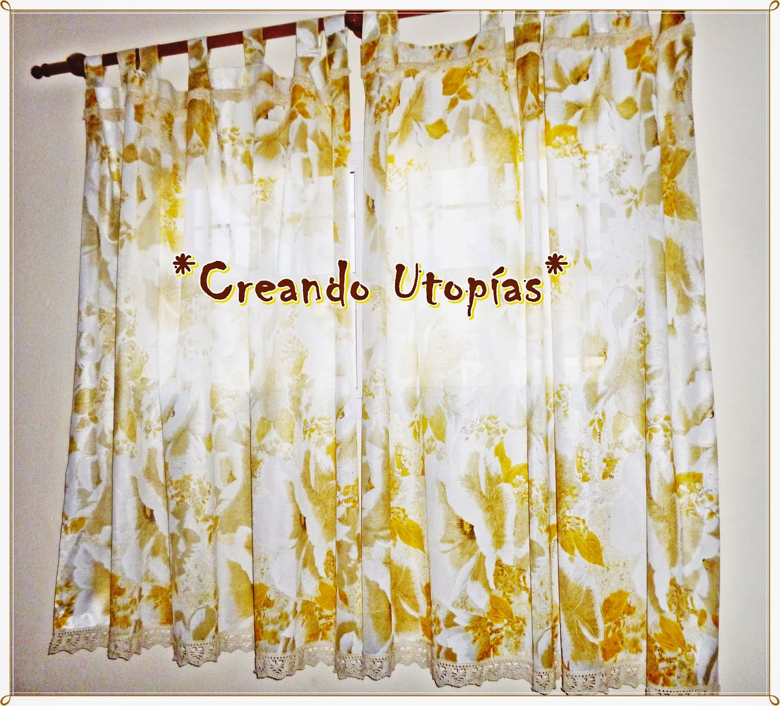 Mamá Orquesta: Cortina con flores amarillas