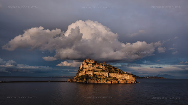 Foto Ischia, Vesuvio Imbiancato, Vesuvio visto da Ischia, Ischia d' Inverno, Castello Aragonese Ischia, Paesaggi Ischitani, sfondo desktop Ischia, nuvole clouds, Procida e Vivara, Isole del Golfo di Napoli, storm, tempesta, 