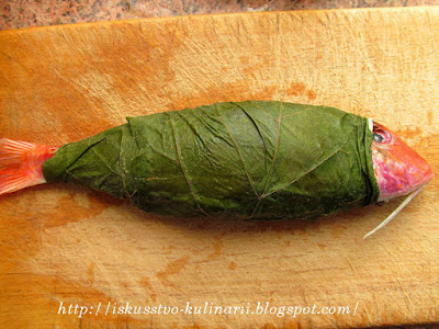 Барабулька фаршированная фетой в виноградных листьях