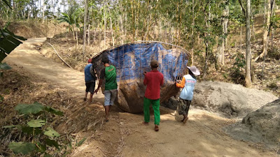 WARGA DESA SUKOREJO PINJAMKAN KOLAM TERPALNYA DEMI TMMD