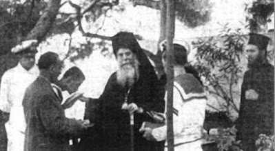 Ο Αρχιεπίσκοπος Χρύσανθος, με τον Αρχιδιάκονό του Νικόδημο (νυν Μητροπολίτη Πατρών), κοντά στους στρατευμένους Έλληνες και τους τραυματίες Πολέμου στο Ναυτικό Νοσοκομείο Ναυστάθμου.