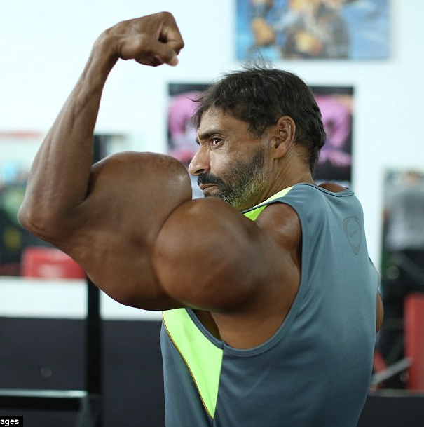 Incredible Bulk: Bodybuilder Injects Oil Into Enormous 