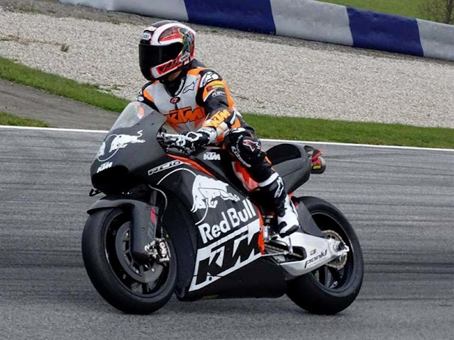 Ini dia penampakan pertama dari KTM RC16 versi MotoGP . . bakalan di sponsori oleh Red Bull ?