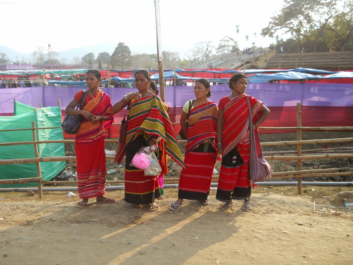 THE RABHA TRIBES WOMEN WITH TRADITIONAL DRESS, ASSAM (INDIA). FOTO EPS