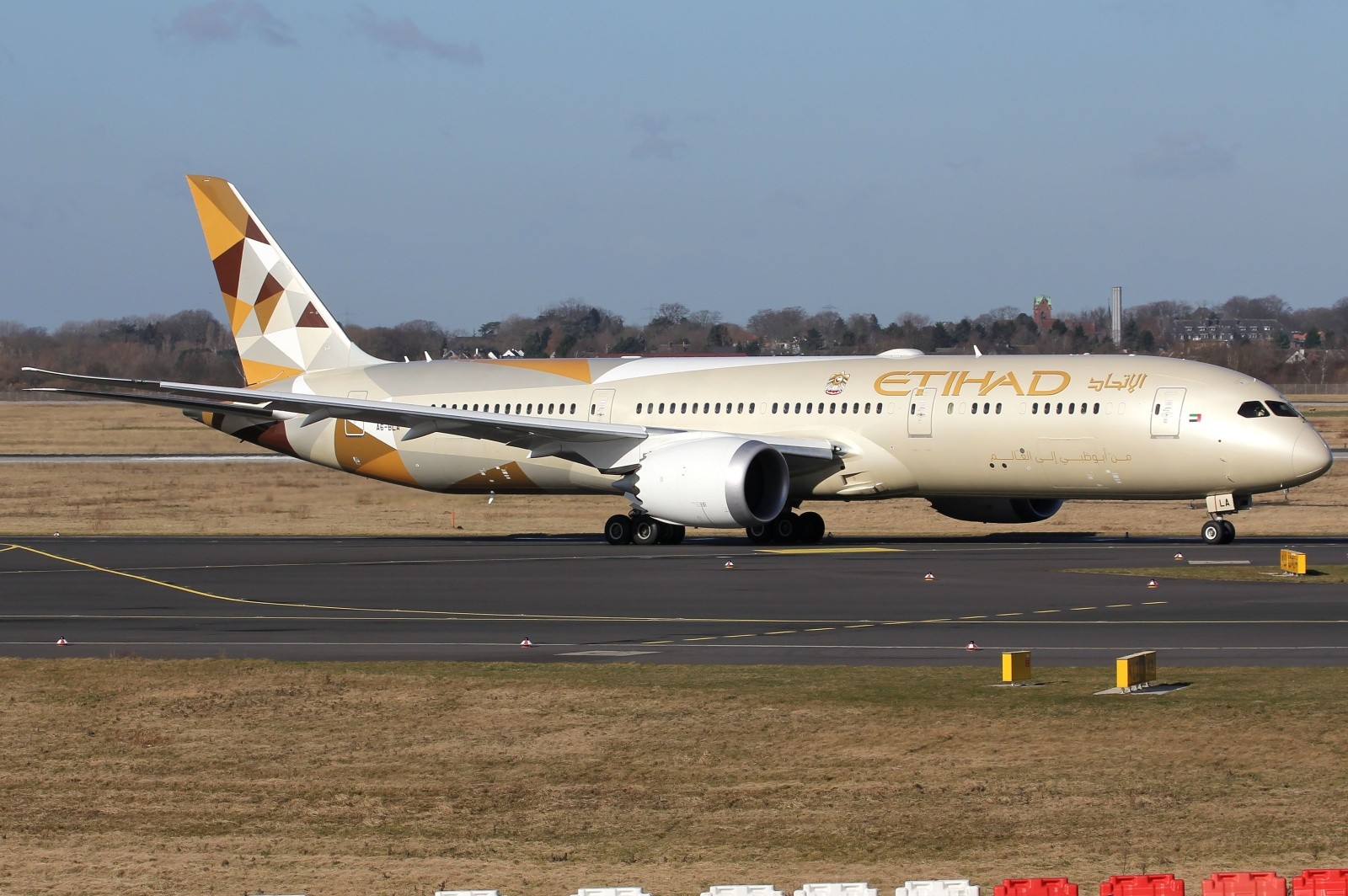 Etihad Boeing 787-9 Taxiing at Dusseldorf Airport | Aircraft Wallpaper