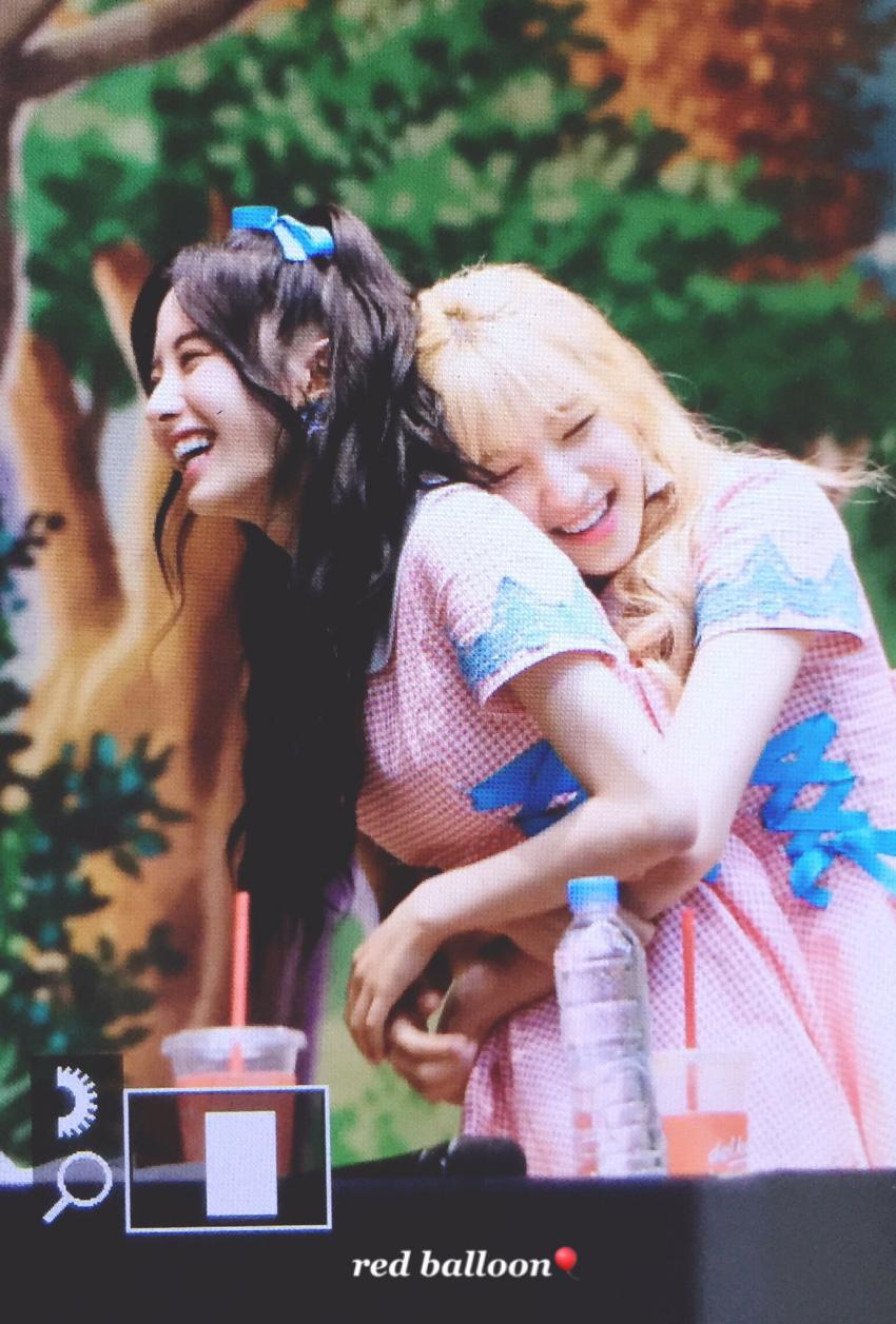 보나 껴안는 김민재 ㅂㄷㅂㄷ | 인스티즈