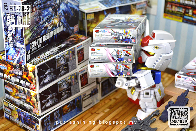 SD Gundam EX-Standard RX-78-2 custom "RX-78-2 Hobby Store" by Putra Shining