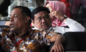 Bupati Labura Kharuddinsyah Sitorus (tengah) saat di kantor KPK. Bupati Labura Kharuddinsyah Sitorus (tengah) saat di kantor KPK.