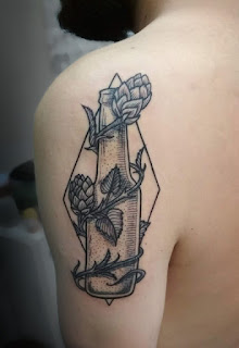 Tatuaje Cervecero, botella y lúpulo.