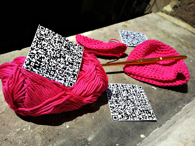 preparation in progress yarnbombing crochet julie adore atelier table neocolors feutres paris france creativ drawing art dessin geek qr code