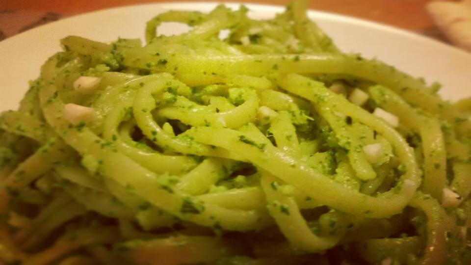 Sorrisi&cucina Linguine al pesto di rucola con mandorle