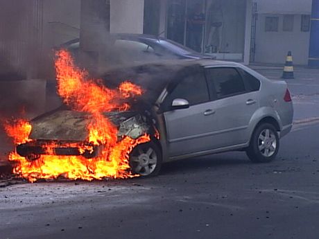 Carro%2Bpegando%2Bfogo.jpg