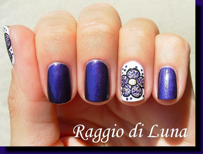 Raggio di Luna Nails: Dotty flower on purple