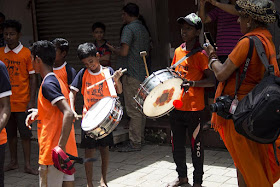 drummers, debutantes, dahi handi, festival, dadar, mumbai, india, street, street photography, streetphoto, 