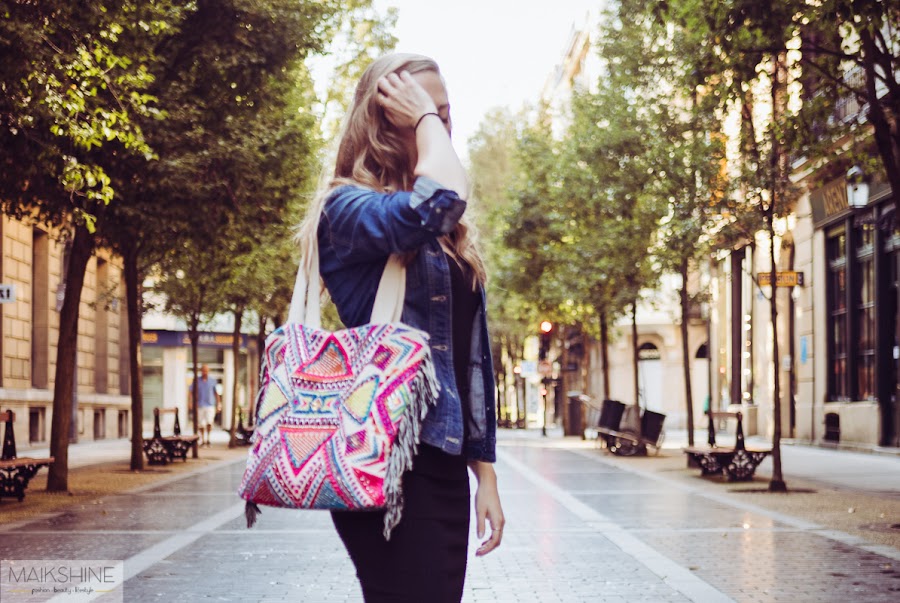 Outfit casual con bolso étnico