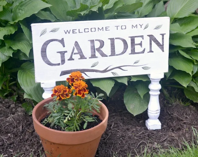 A Garden Sign with Sexy Legs www.homeroad.net