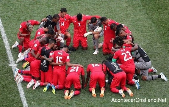 Selección de Panamá orando en el campo.