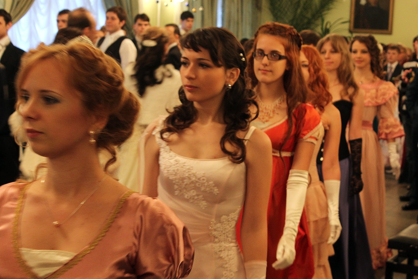 Прическа наташи ростовой. Прическа Наташи ростовой на балу. Прическа в стиле Наташи ростовой фото. Бальное платье в стиле Наташи ростовой. Стиль Наташи ростовой