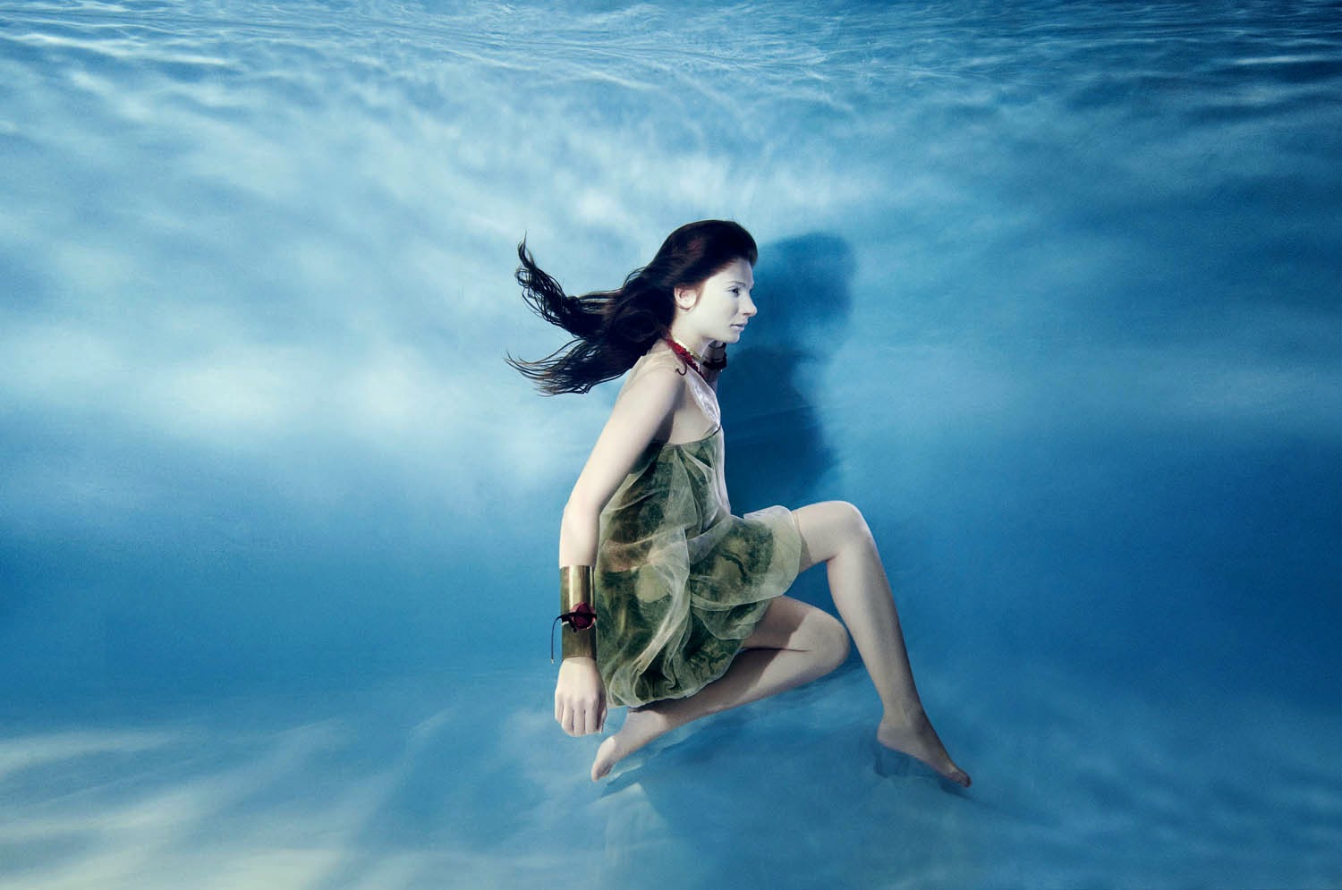 Imagem linda de domingo: editorial de moda embaixo d'água
