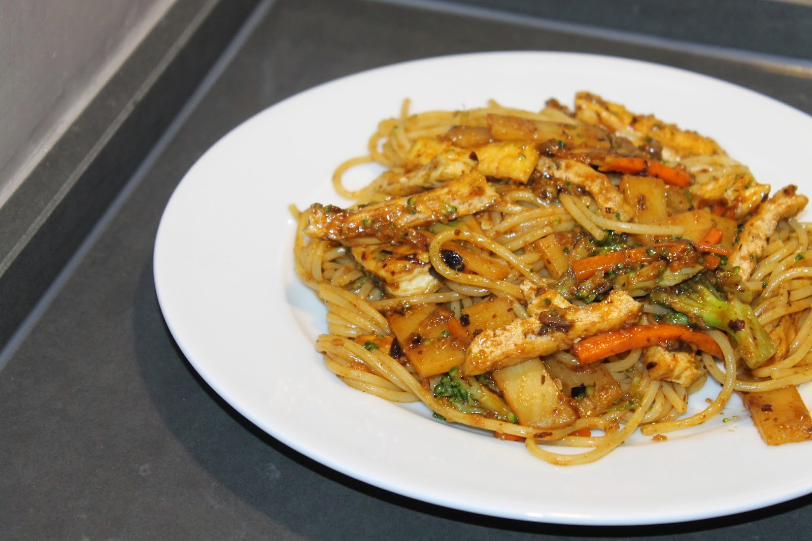 Frau Saltimbocca-Lüdenscheidt: Nudeln, frittierter Tofu und Gemüse in ...