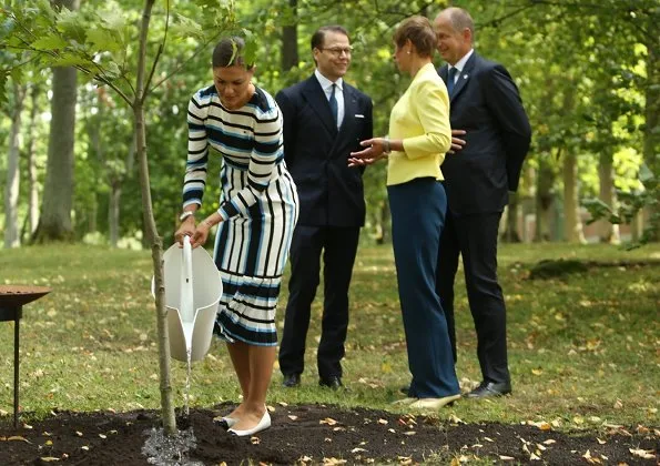 Princess Victoria changed to flats when they went to plant the tree and she wore the flats also at the ship to Naissaar.