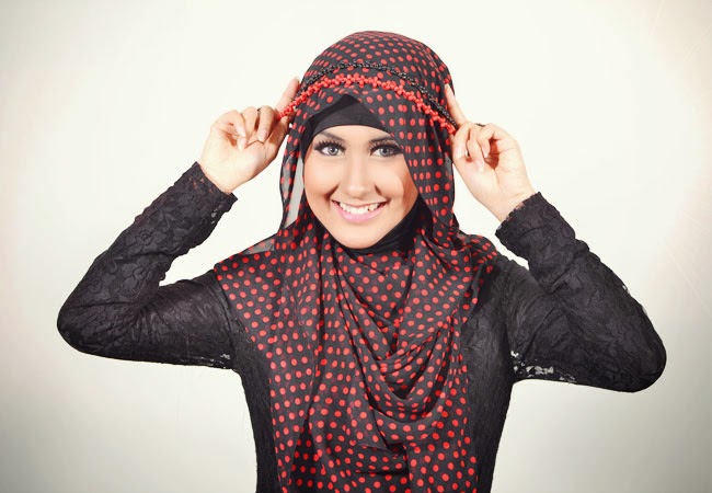 Tampil Cantik dengan Jilbab Pashmina dan Headband | Cara Kecantikan Wanita