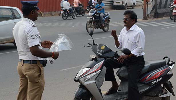 ஹெல்மெட் அணியாதவர்களை நடு ரோட்டில் மறிக்க கூடாது: உயர் அதிகாரிகள் உத்தரவு ஹெல்மெட் அணியாதவர்களை நடு ரோட்டில் மறிக்க கூடாது: உயர் அதிகாரிகள் உத்தரவு