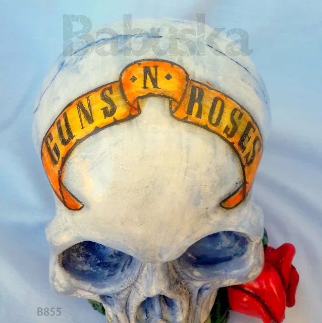 Calavera personalizada "Guns and Roses", Dibujada y pintada a mano, detalles realizados en plumín Babuska (B855)