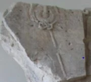  Scutul așezat peste platoșa Monumentului de la Adamclisi