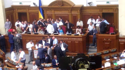 Депутаты парламента утвердили в первом чтении изменения к Конституции