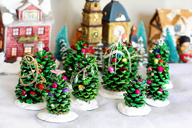 Mini árboles de Navidad diy con piñas