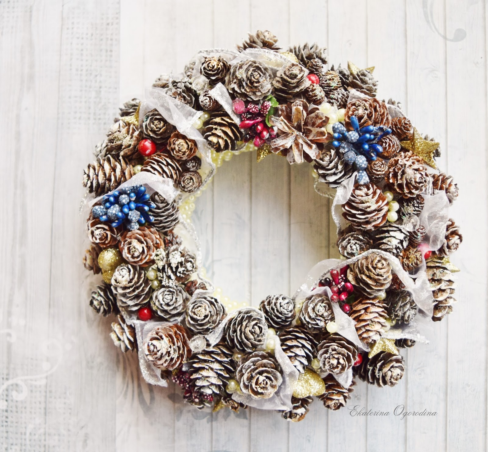 Венки на двери своими руками из газетных трубочек