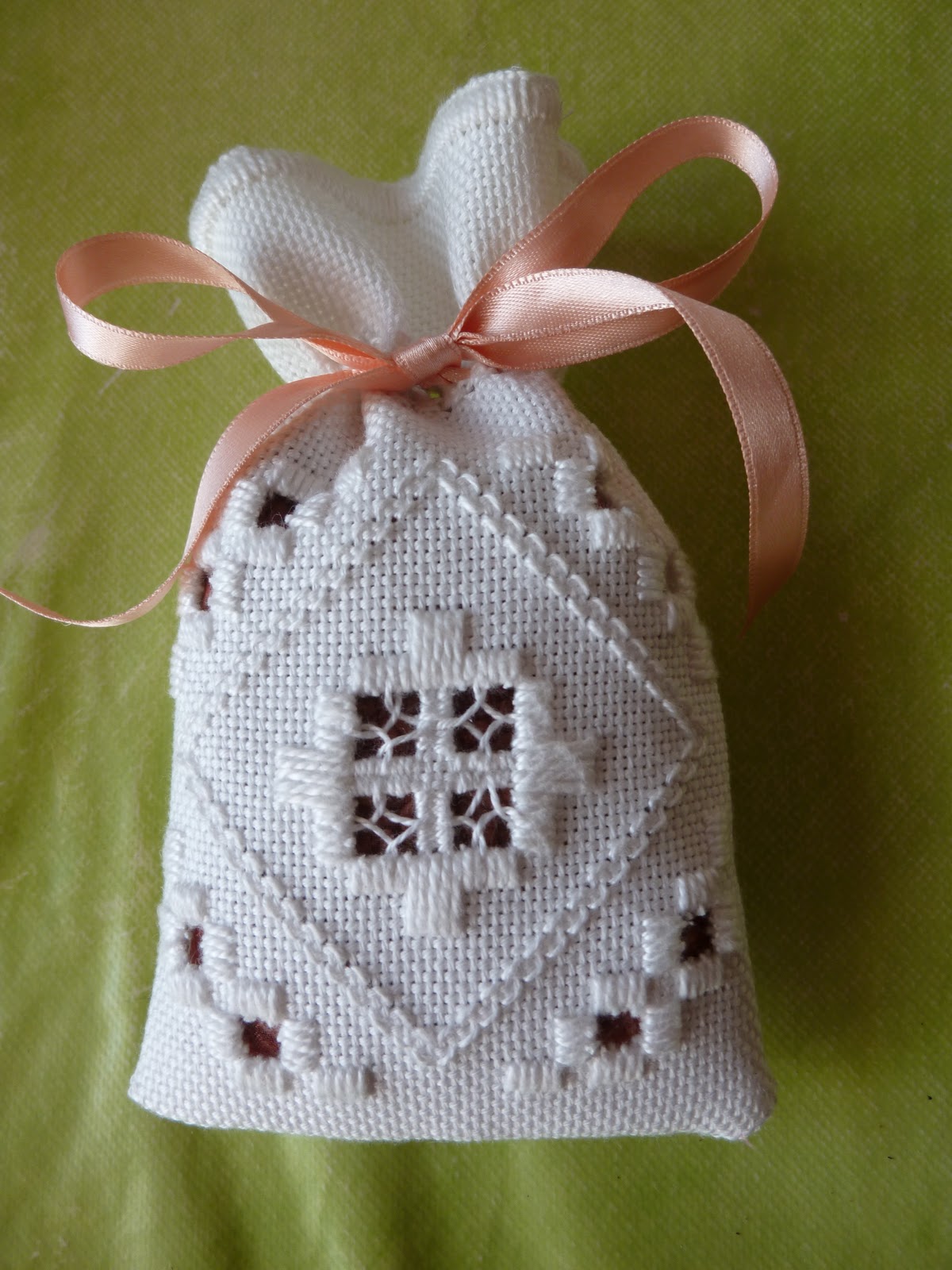 Longchamp Bricole Fabrication d'un sachet lavande en Hardanger