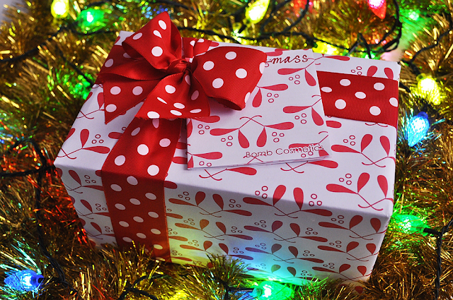 bomb cosmetics merry kiss-mass gift pack