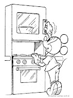 Gambar Mickey Sedang Memasak Kue Dengan Microwave