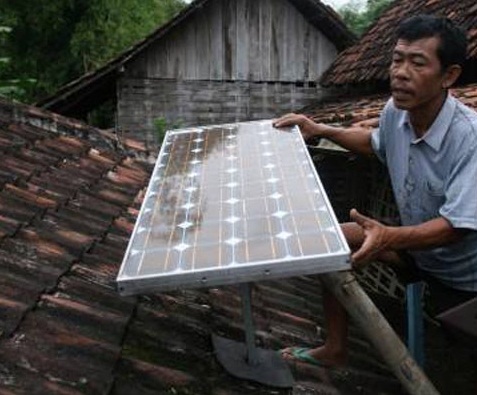 Electricity For A Better Life Pasang Solar Cell Di Atap Rumah Seukuran 1 Meter Persegi Bisa Hasilkan Listrik 100 Watt