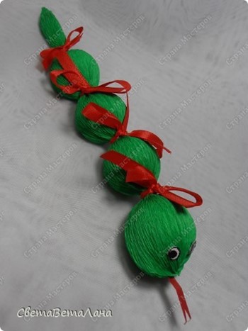 Конфетные змейки — презент за 15 минут своими руками, подарки на год Змеи, как сделать змею из конфет своими руками, сладкие подарки, конфетные композиии, 