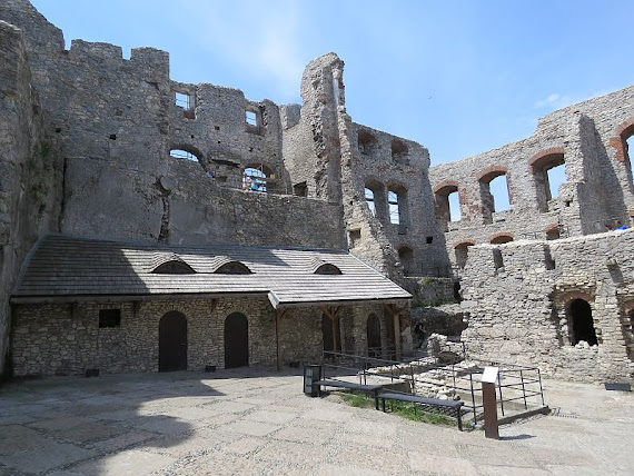 dziedziniec Dziedziniec zamkowy