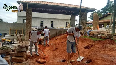 Bizzarri fazendo o acerto de terra para fazer a concretagem para a execução da escada de pedra folheta em sítio em Itatiba-SP. 19 de dezembro de 2016.