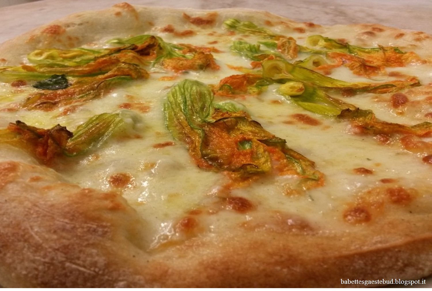 Babettes gæstebud. Pizza with zucchini flowers, anchovies and