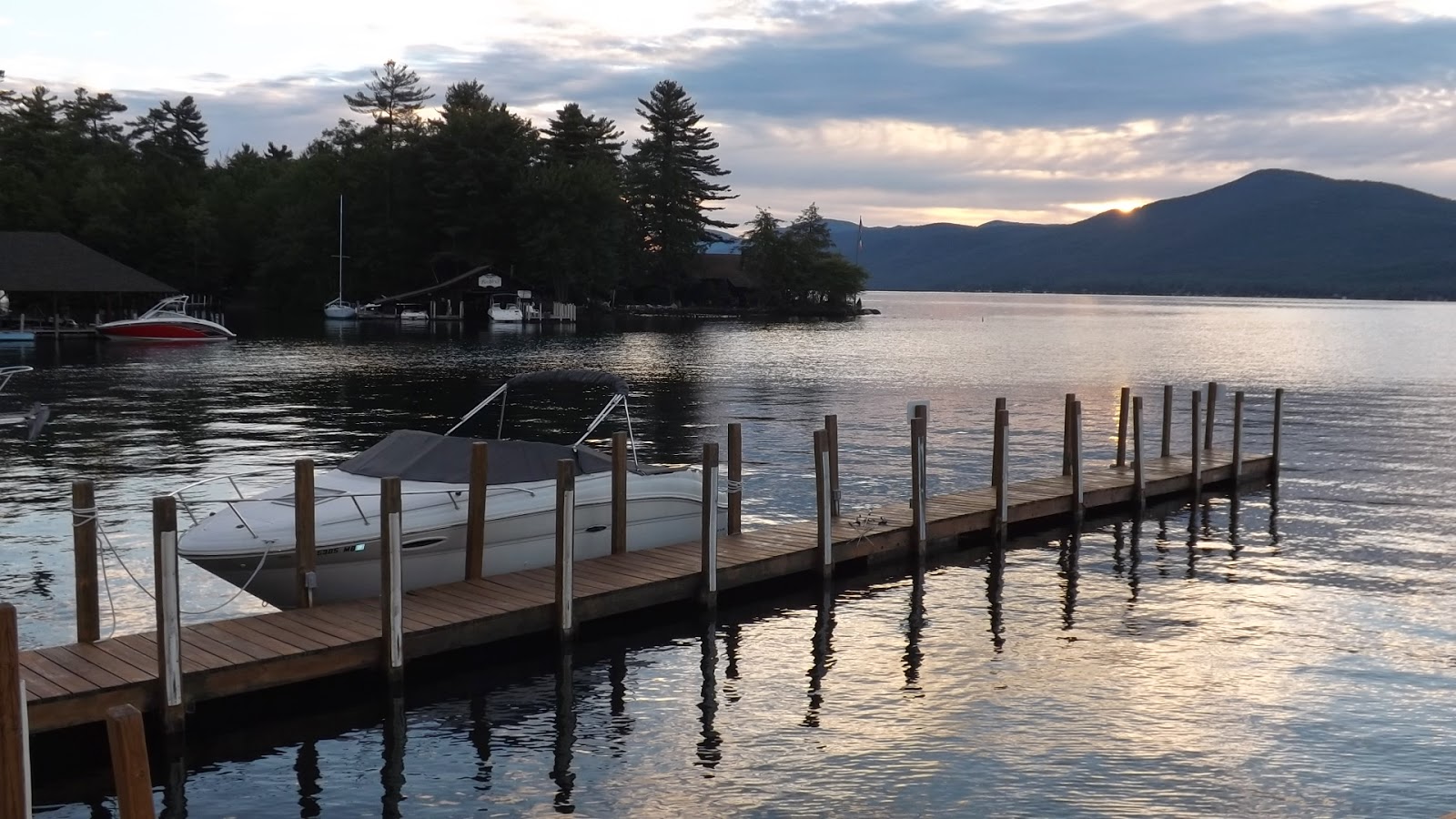 THE SUN AS IT RISES OVER LAKE Touristang Pobre