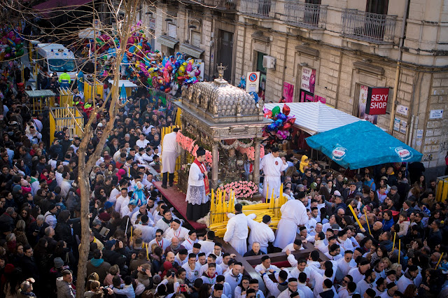 Festa di Sant'Agata a Catania-Giro esterno-Processione dei fedeli devoti con la vara