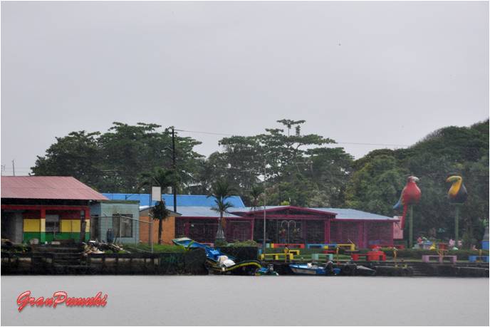 Blog Viajes, Costa Rica, Tortuguero Panorámica del Pueblo de Tortuguero vista desde el caño, en Blog de Viajes de Pumuki, Costa Rica, Tortuguero